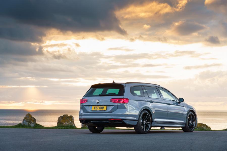  Volkswagen Passat Estate R-Line Edition (B8) 2019 года  (UK) (фото 15 из 31)